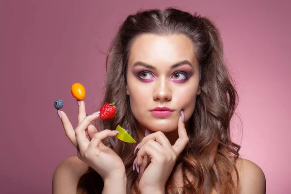 Młoda Seksowna Kobieta Jedząca Owoce Palców Studio Strzelać Różowym Tle — Zdjęcie stockowe