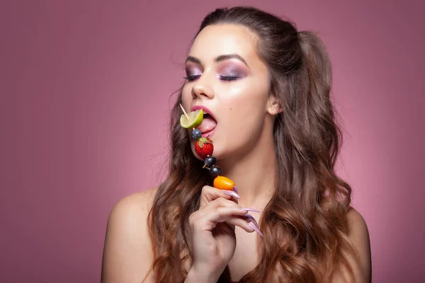 Joven Mujer Sexy Comiendo Brocheta Frutas Estudio Rodaje Sobre Fondo — Foto de Stock