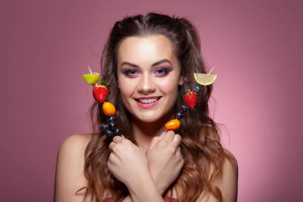 Jonge Sexy Vrouw Die Fruitspiesjes Eet Studio Shoot Roze Achtergrond — Stockfoto