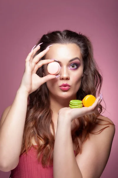 Młoda Seksowna Kobieta Jedząca Kolorowe Cukierki Studio Strzelać Różowym Tle — Zdjęcie stockowe