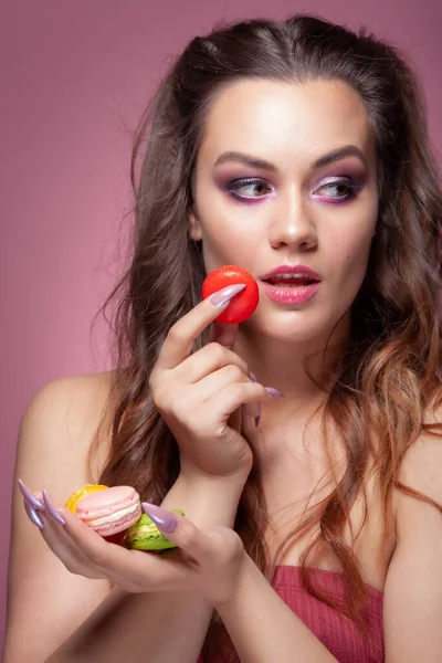 Young Sexy Woman Eating Color Macarons Candies Studio Shoot Pink — Stock Photo, Image