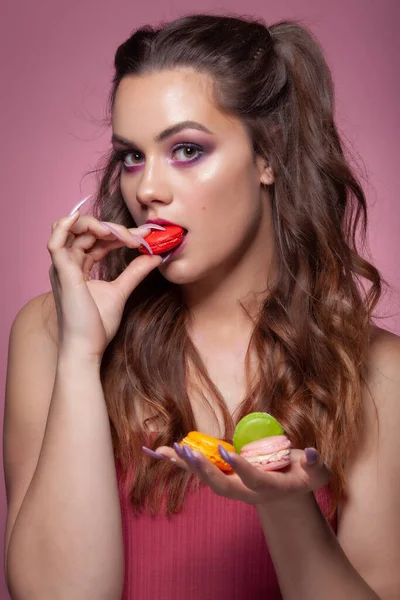 Młoda Seksowna Kobieta Jedząca Kolorowe Cukierki Studio Strzelać Różowym Tle — Zdjęcie stockowe