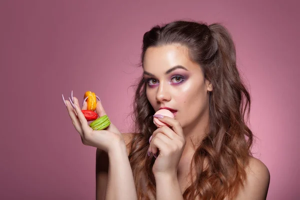 Jonge Sexy Vrouw Die Macarons Snoepjes Eet Studio Shoot Roze — Stockfoto