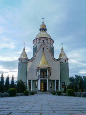güzel kilise bulutlu gökyüzü arka plan