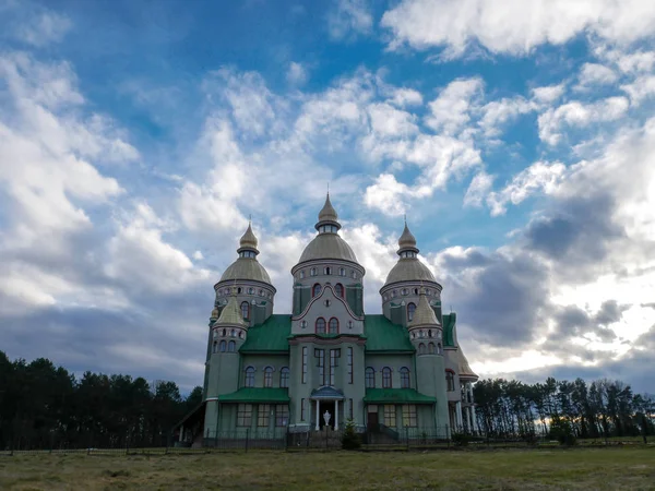 Mooie kerk bewolkte hemelachtergrond — Stockfoto