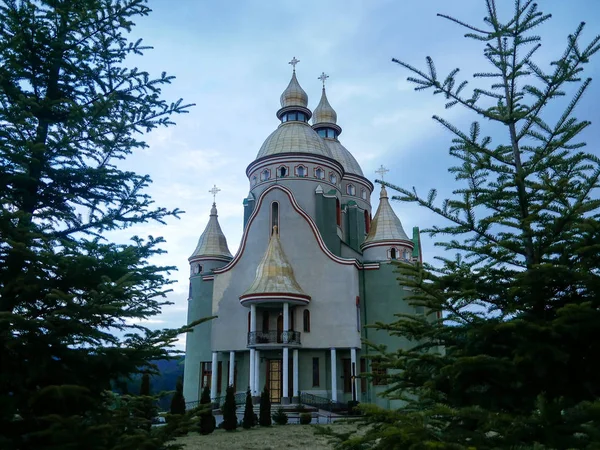 Mooie kerk bewolkte hemelachtergrond — Stockfoto