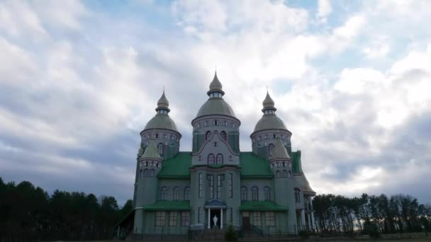 Mooie kerk bewolkt timelapse — Stockvideo