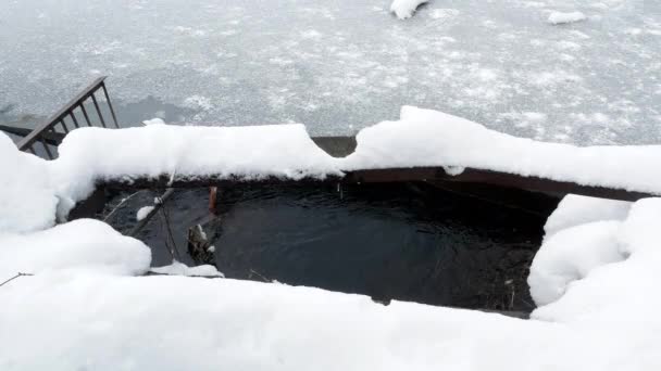 Soirée sur un barrage d'eau du lac gelé — Video