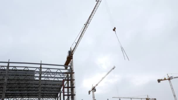 Construção guindaste torre de trabalho edifício 4k — Vídeo de Stock