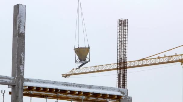 Costruzione gru edificio torre di lavoro 4k — Video Stock