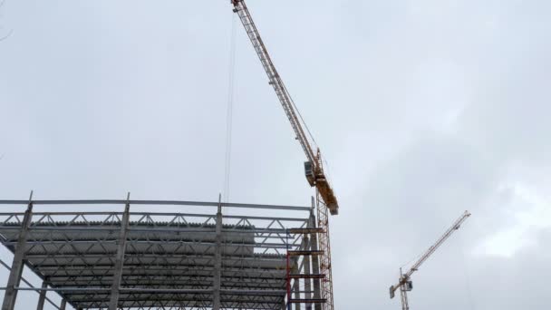 Construcción grúa torre de trabajo edificio 4k — Vídeo de stock