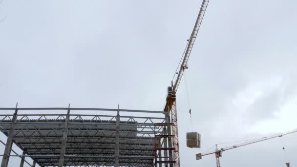 Строительство крановой рабочей башни здания 4k — стоковое видео