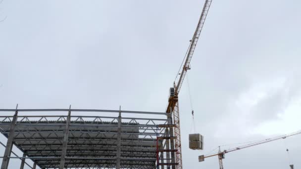 Construcción grúa torre de trabajo edificio 4k — Vídeo de stock