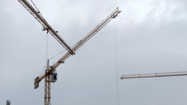Construcción grúa torre de trabajo edificio 4k — Vídeos de Stock