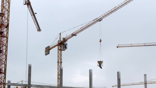 Construção guindaste torre de trabalho edifício 4k — Vídeo de Stock