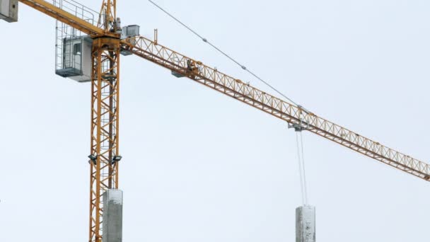 Construcción grúa torre de trabajo edificio 4k — Vídeos de Stock