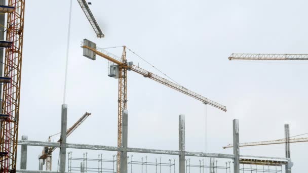 Construcción grúa torre de trabajo edificio 4k — Vídeos de Stock