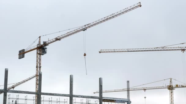 Construcción grúa torre de trabajo edificio 4k — Vídeos de Stock