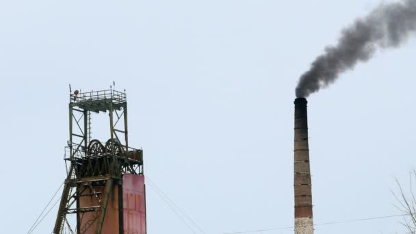 Industrial mine billowing smoke into blue skies 4k — Stok Video