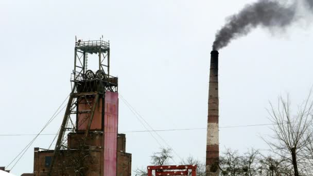 Mine industrielle gonflant la fumée dans le ciel bleu 4k — Video