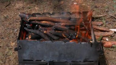 4k ormanda mangal barbekü ızgarası