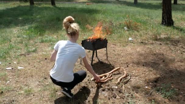 Barbecue brasero en forêt 4k — Video