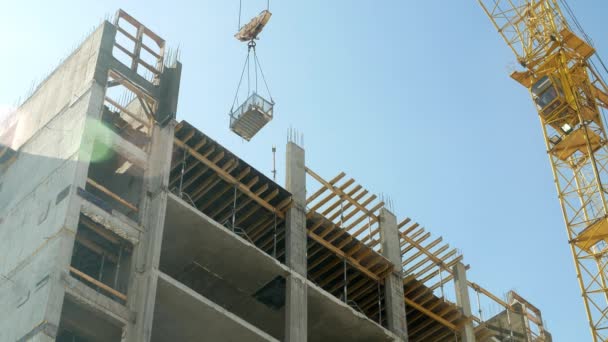 Construcción grúa torre de trabajo edificio 4k — Vídeos de Stock