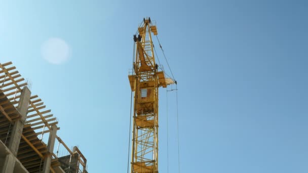 Construcción grúa torre de trabajo edificio 4k — Vídeos de Stock