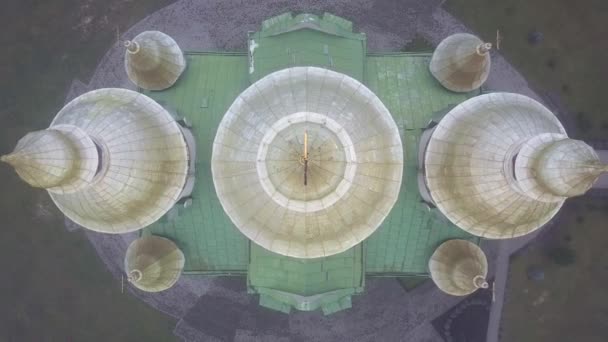 Iglesia fuerte niebla mañana vista aérea — Vídeo de stock