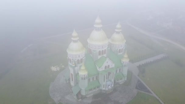 Igreja forte nevoeiro manhã vista aérea — Vídeo de Stock