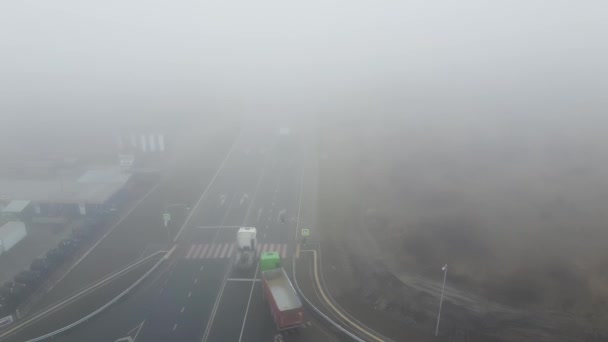 Silna mgła na drogach z widokiem na drony — Wideo stockowe