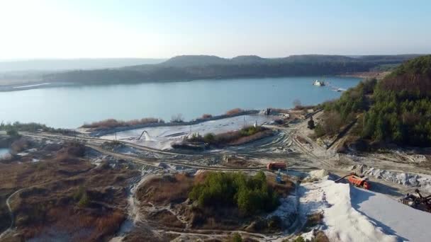 Arena cantera lago bosque vista aérea — Vídeo de stock