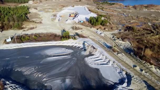 Carrière de sable lac forêt vue aérienne — Video