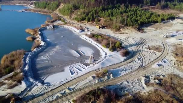 Carrière de sable lac forêt vue aérienne 