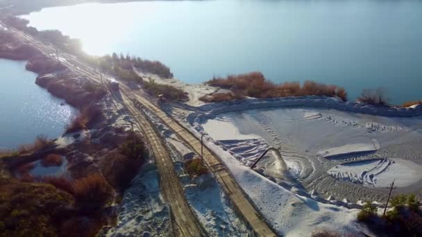 Arena cantera lago bosque vista aérea — Vídeos de Stock