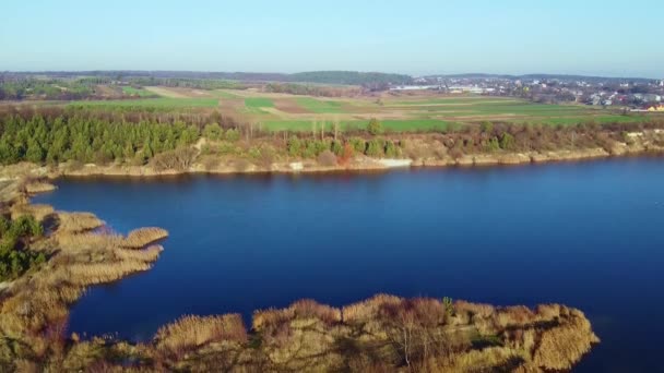 Lac forestier ciel nuageux aérien — Video