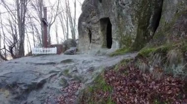 Ormandaki kaya manastırı.