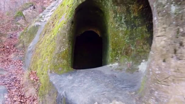 Le monastère rocheux dans la forêt — Video