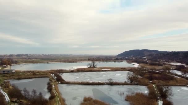 Fryst sjö vinter flygande drönare video — Stockvideo