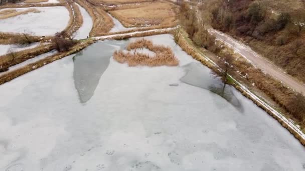 Congelado lago invierno aero drone vídeo — Vídeos de Stock