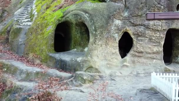 Das Felsenkloster im Wald — Stockvideo