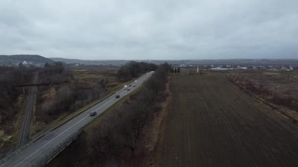 Road cars rain day airerial — Stock video