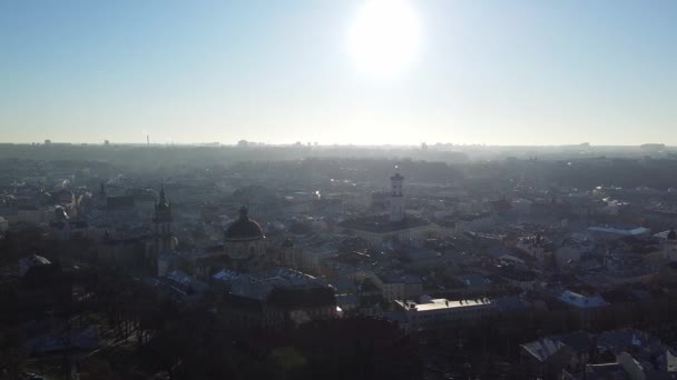 มุมมองด้านบนทางอากาศของ Lviv, ยูเครน, ตอนพระอาทิตย์ตก — วีดีโอสต็อก