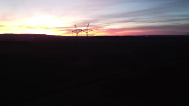 Linhas de energia, torres de transmissão de energia — Vídeo de Stock