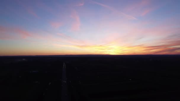 Ao longo da estrada nascer do sol aero — Vídeo de Stock