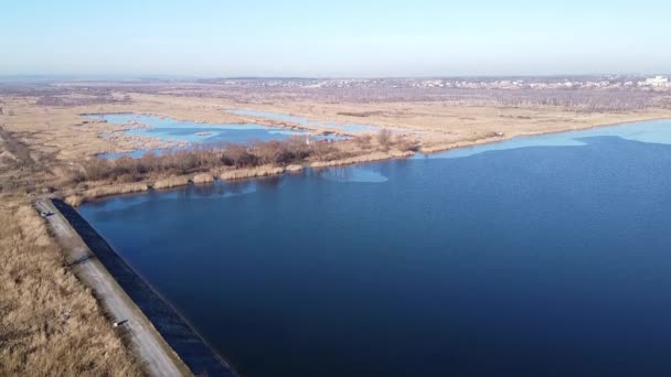 Lago bajo cielo azul nublado aero — Vídeo de stock