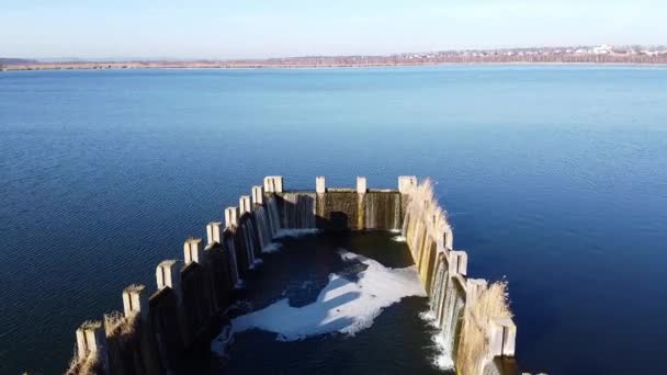 Mavi Bulutlu Gök Aero Altında Baraj Gölü — Stok video