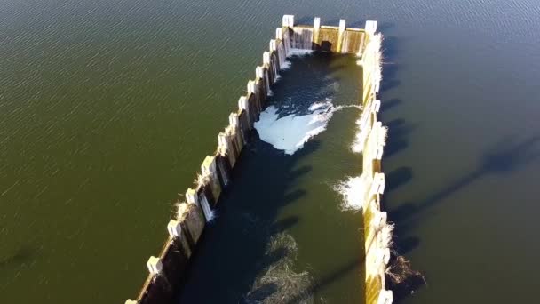 Dam Lake Under Blue Nublado Sky Aero — Vídeos de Stock