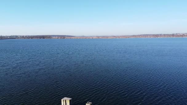 Lago barragem sob azul céu nublado Aero — Vídeo de Stock