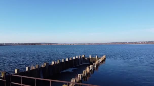 Dammen sjön under blå molnigt himmel Aero — Stockvideo